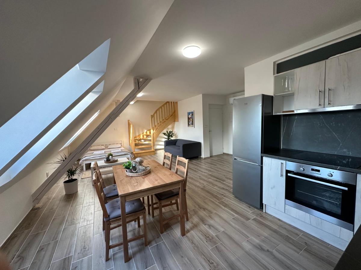 Apartmany Monastery Suites Zirec Dvůr Králové nad Labem Exteriör bild