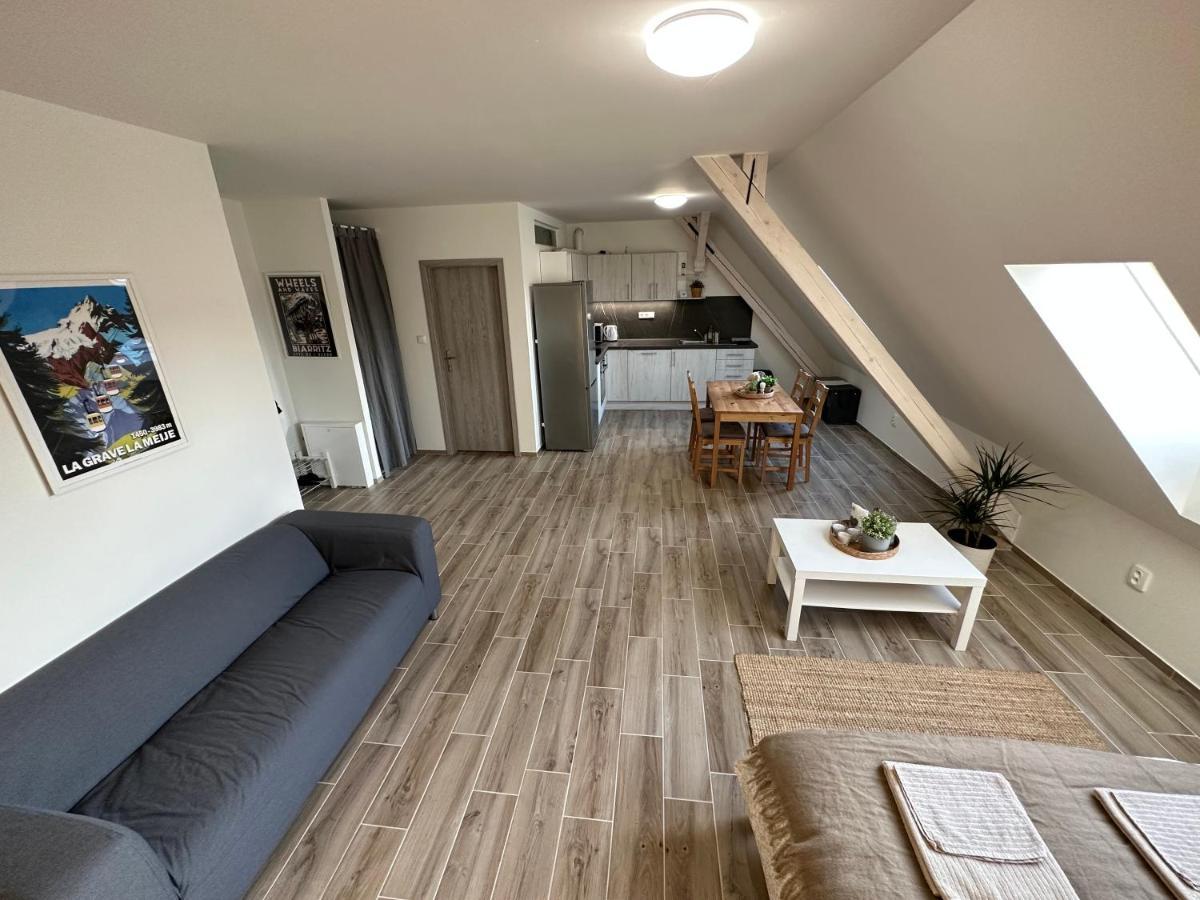 Apartmany Monastery Suites Zirec Dvůr Králové nad Labem Exteriör bild