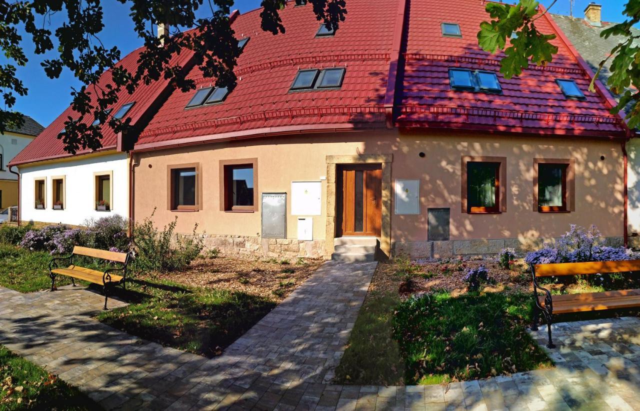 Apartmany Monastery Suites Zirec Dvůr Králové nad Labem Exteriör bild