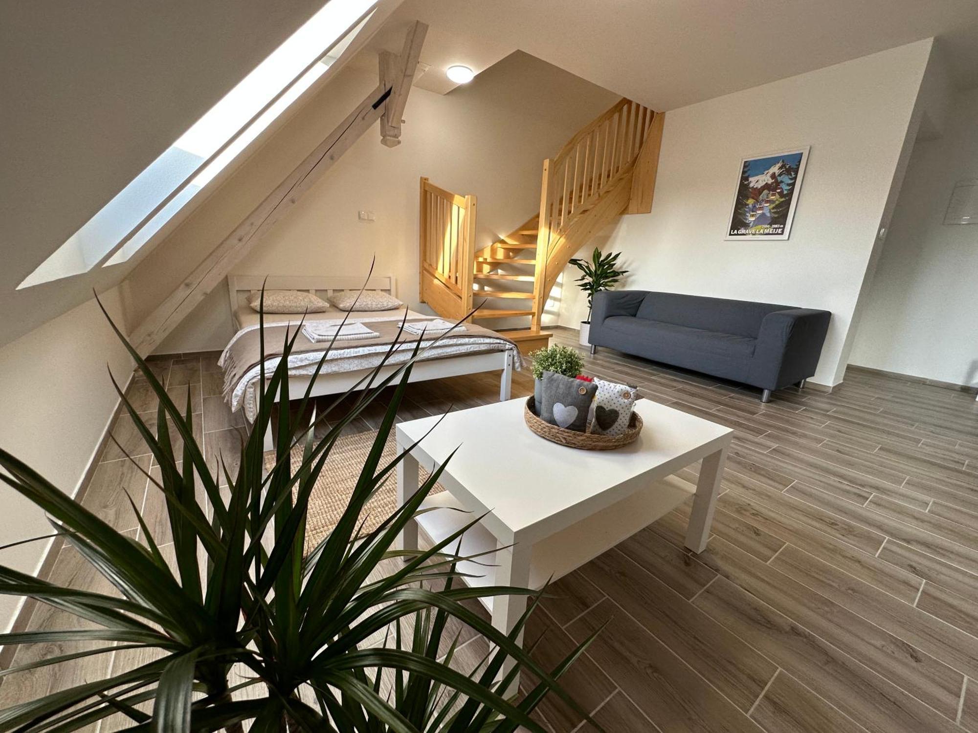 Apartmany Monastery Suites Zirec Dvůr Králové nad Labem Exteriör bild